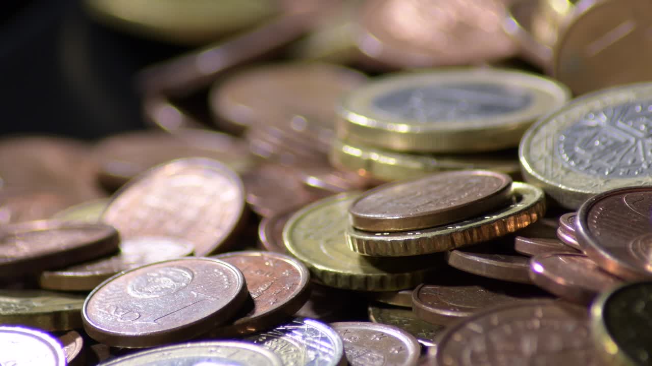 diferentes monedas de euro que giran