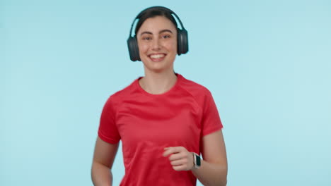 Mujer-Feliz,-Fitness-Y-Corriendo-Con-Auriculares