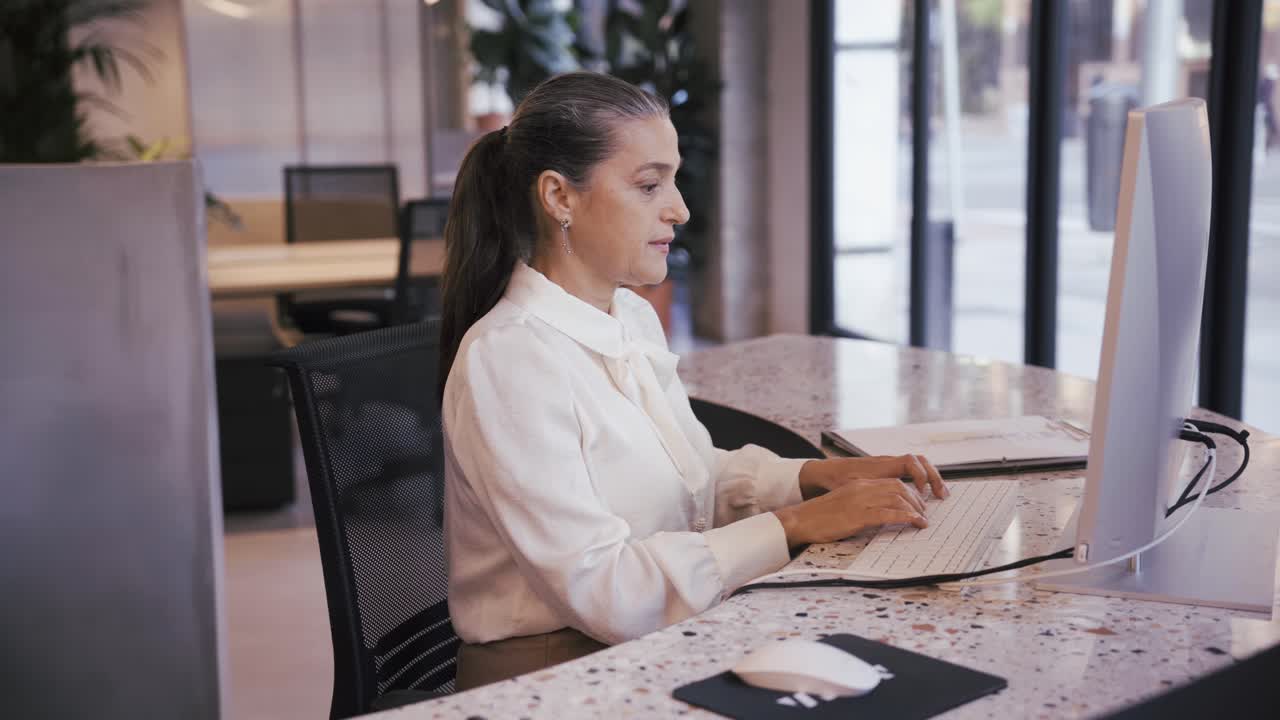 mujer alegre trabajando en la computadora