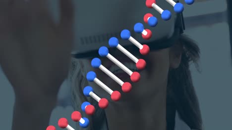 animación de una cadena de adn sobre una mujer caucásica usando auriculares vr