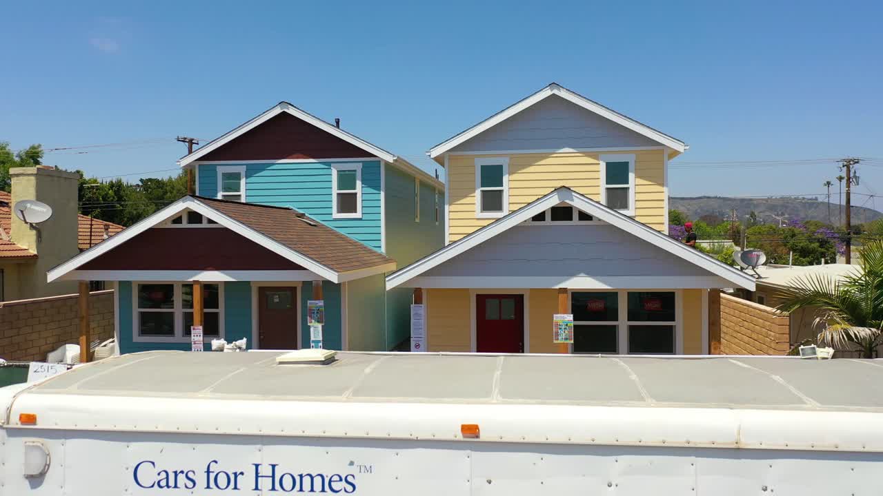 antena sobre un remolque de hábitat para la humanidad y construcción de viviendas para personas sin hogar en camarillo california