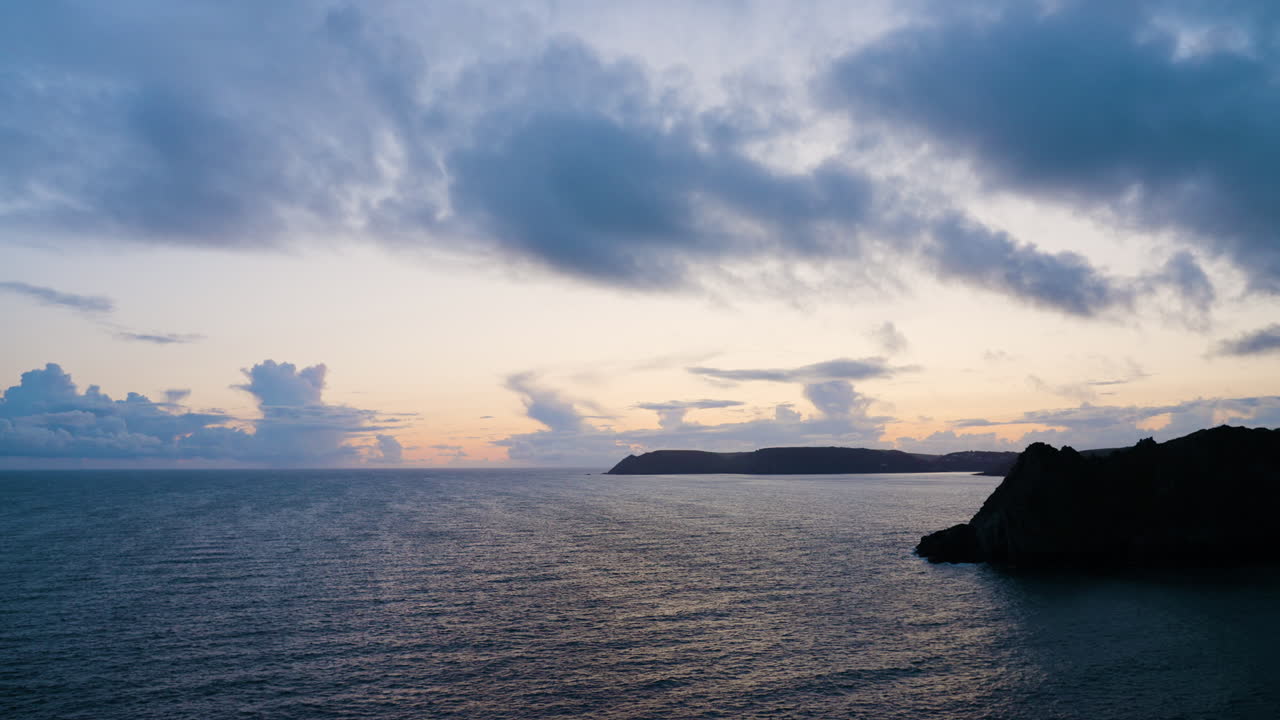 Il tramonto costiero con le nubi drammatiche