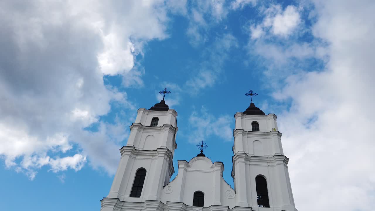 basílica católica romana de la asunción de la santísima virgen maría en aglona, letonia contra el cielo azul nublado