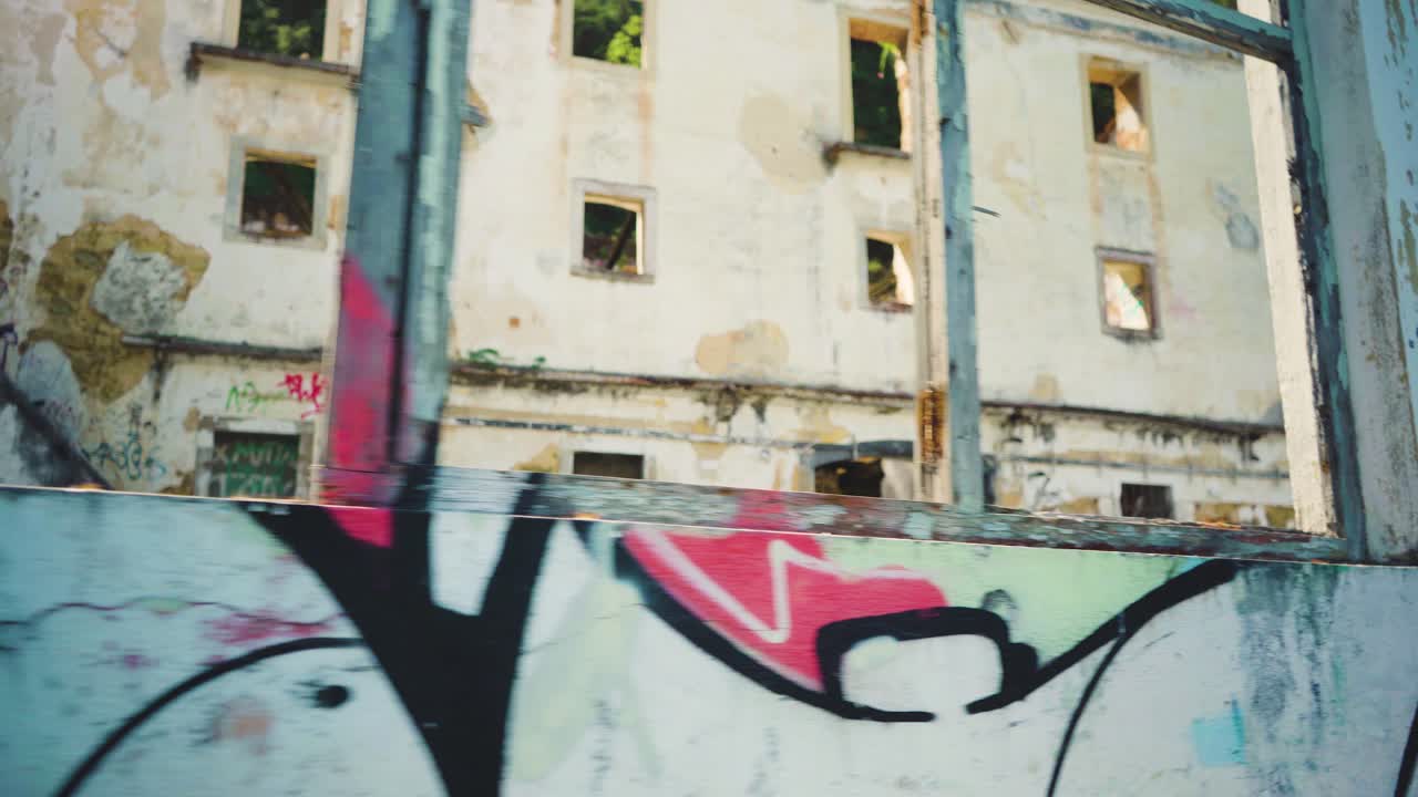 Muri con graffiti di una fabbrica abbandonata