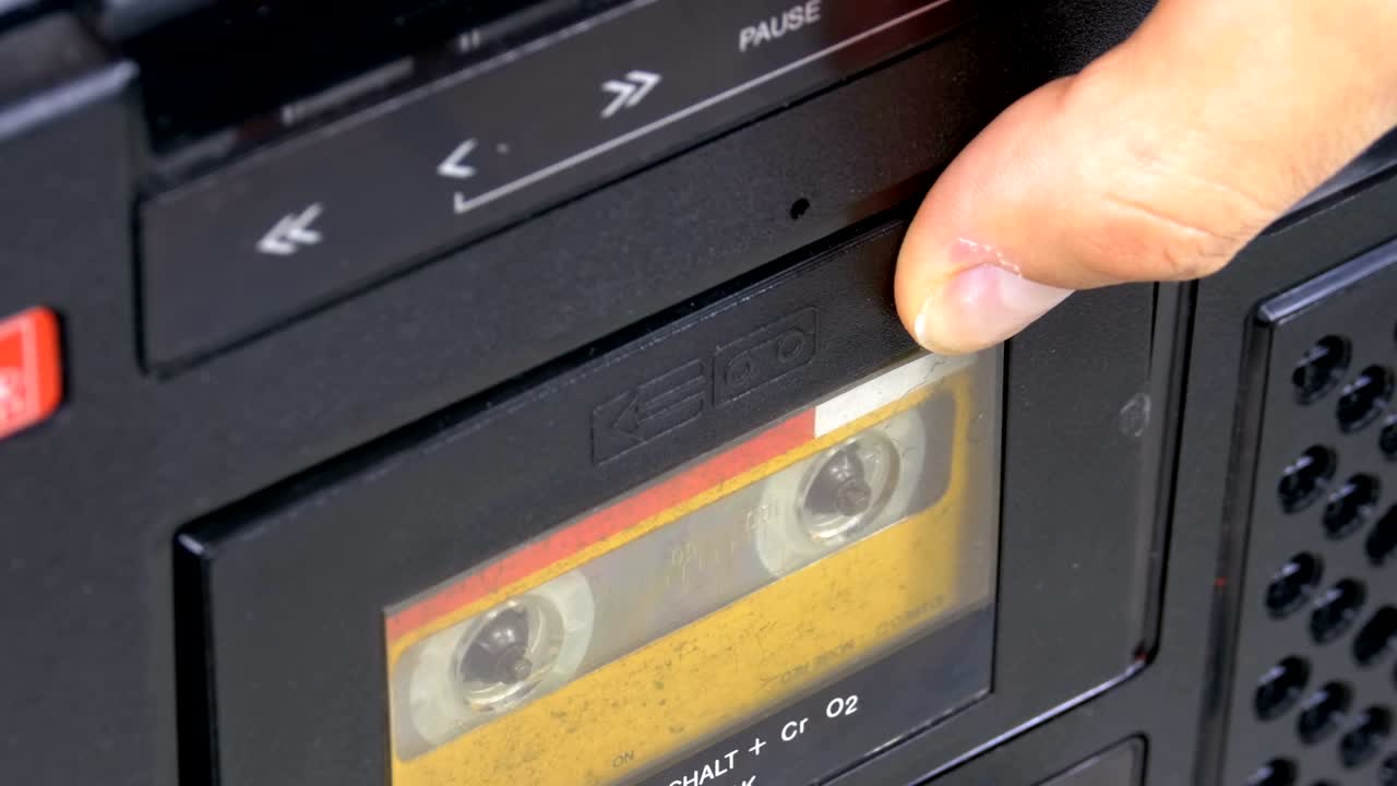 테이프 플레이어에 오디오 카세트를 입하고 재생, 정지 버튼을 누르면