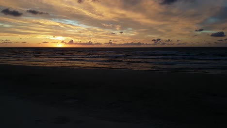 Sonnenuntergang-Am-Strand-Von-Lubiatowo,-Ostsee,-Polen