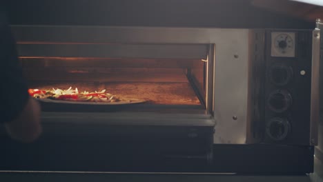 pizza cruda en la pala antes de hornear