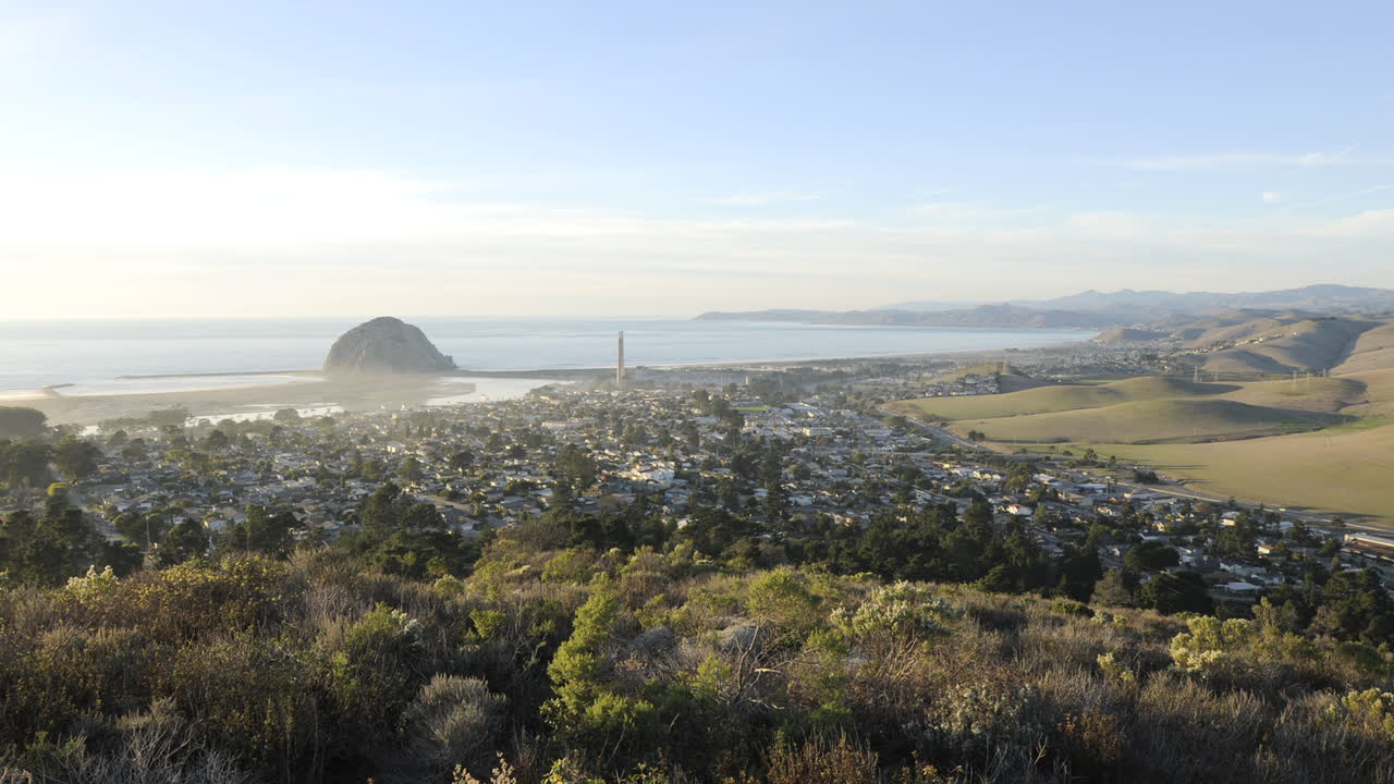 1번 고속도로와 morro bay california 1 위의 중앙 해안을 올려다보는 낮에서 밤까지의 시간 경과
