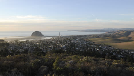 Bewegung-Tag-Zu-Nacht-Zeitraffer-Mit-Blick-Auf-Den-Highway-1-Und-Die-Zentrale-Küste-über-Morro-Bay,-Kalifornien-1