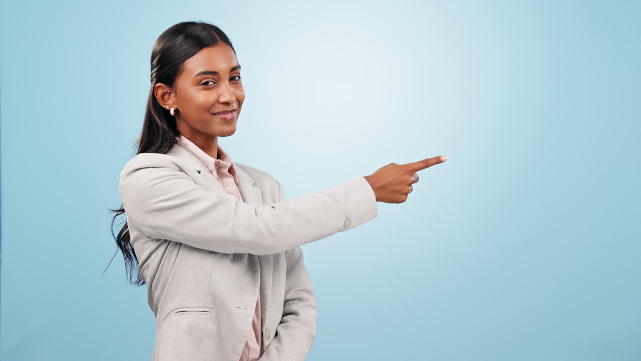 cara, mujer de negocios y señalando a la elección