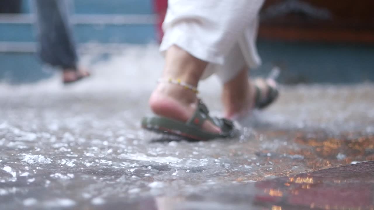 비 폭풍 중에 은 거리에서 는 사람들