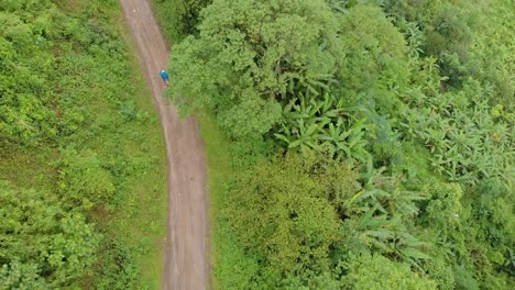 toma aérea de un hombre indio cabalgando por la ruta de las montañas en un pueblo remoto, tamei, manipur, india