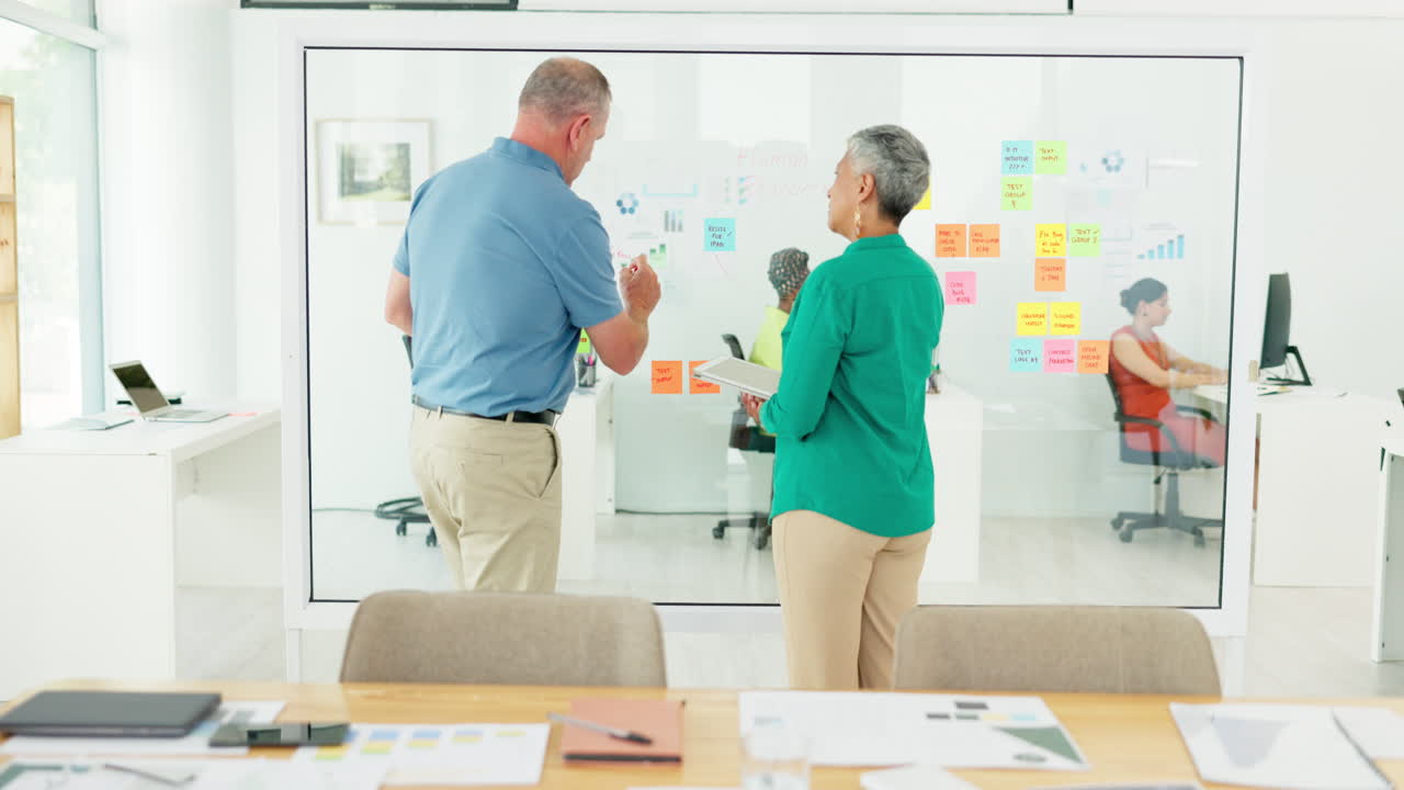 tablero de vidrio, lluvia de ideas y gente de negocios