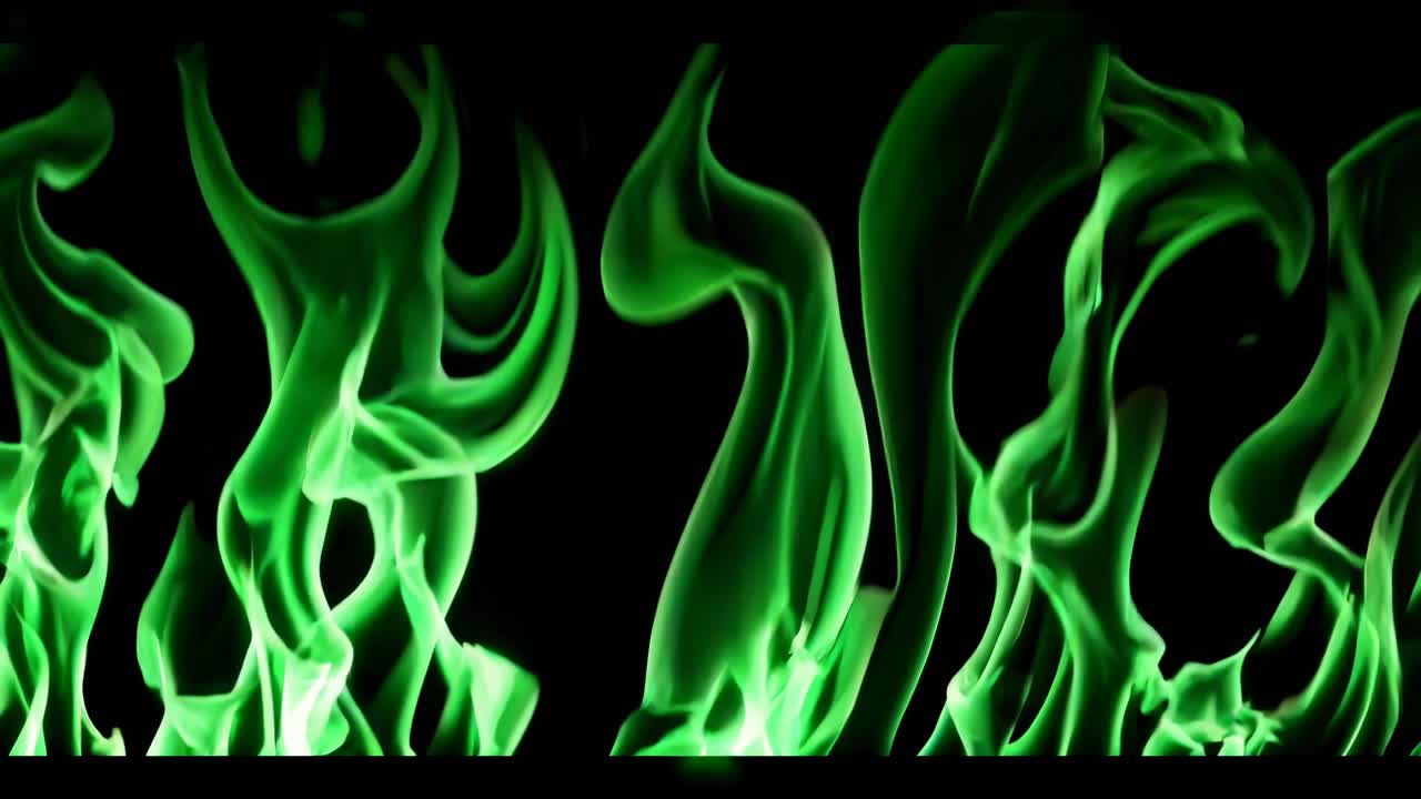 黒い背景に映える鮮やかな緑色の炎を紹介するダイナミックな動画