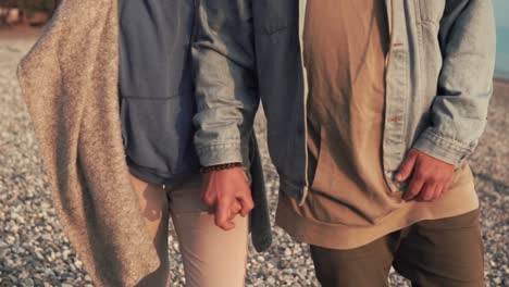 해가 지는 동안 해변을 고 있는 부부