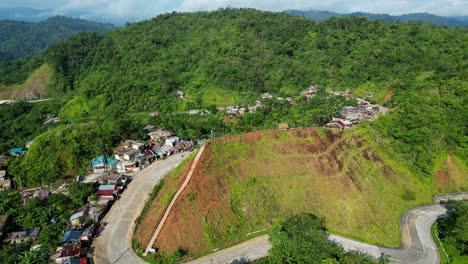 Vista-Aérea-De-La-Carretera-De-Montaña-Con-Un-Exuberante-Paisaje-Forestal-En-Un-Pueblo-Rural-En-Catanduanes,-Filipinas