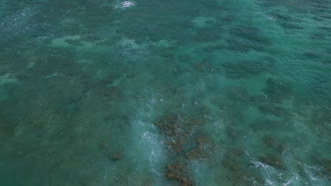 Waves-crashing-at-Cromwells-beach-in-Kahala,-Oahu,-Hawaii