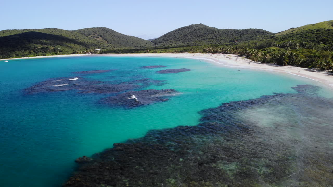 푸에르토리코 쿨레브라에 있는 플라멩코 해변의 4k 드론 샷