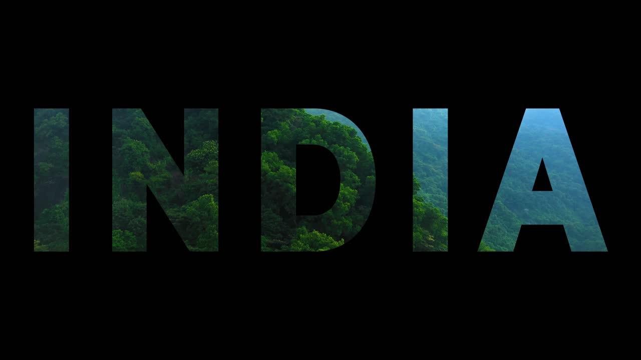 tomada aérea de drones de bosques y montañas en la india con gráficos que deletrean la india