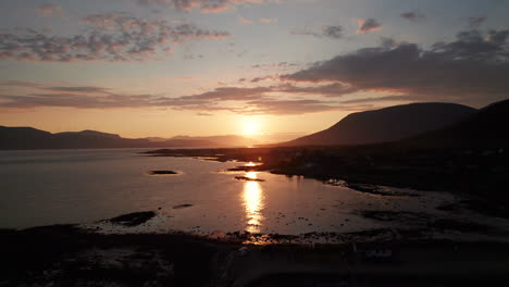 Aerial-backwards-shot-of-the-stunning-Midnight-sun-in-the-archipelago-of-Vesterålen-in-Northern-Norway,-Sortland