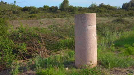 augusta a través de un marcador de hormigón en el campo de hierba en la provincia de castellón, españa