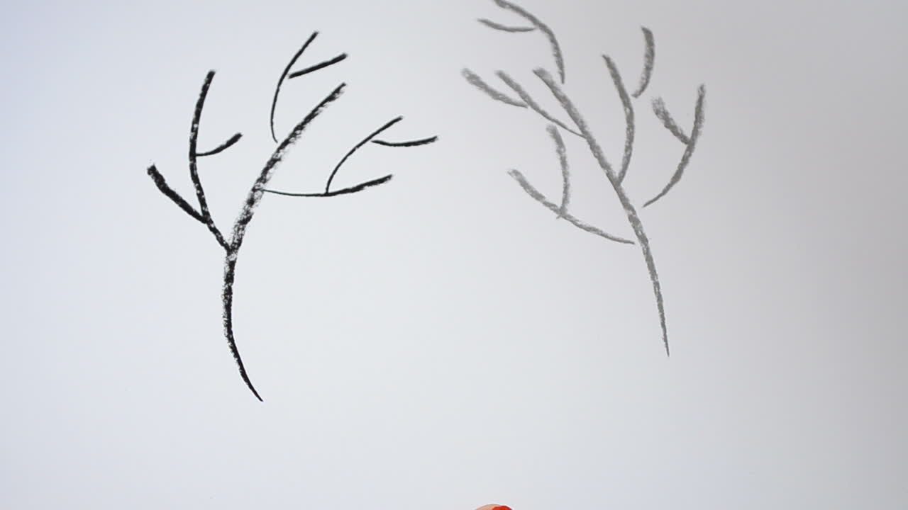 木を描きます。女性がパステルで描きます。描画プロセス