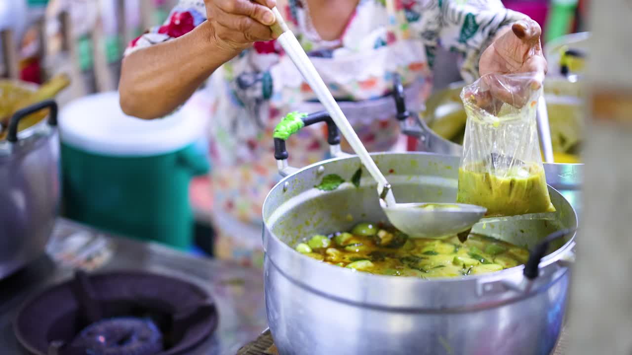 판매자 는 플라스틱 가방 에 녹색 카리 를 넣는다