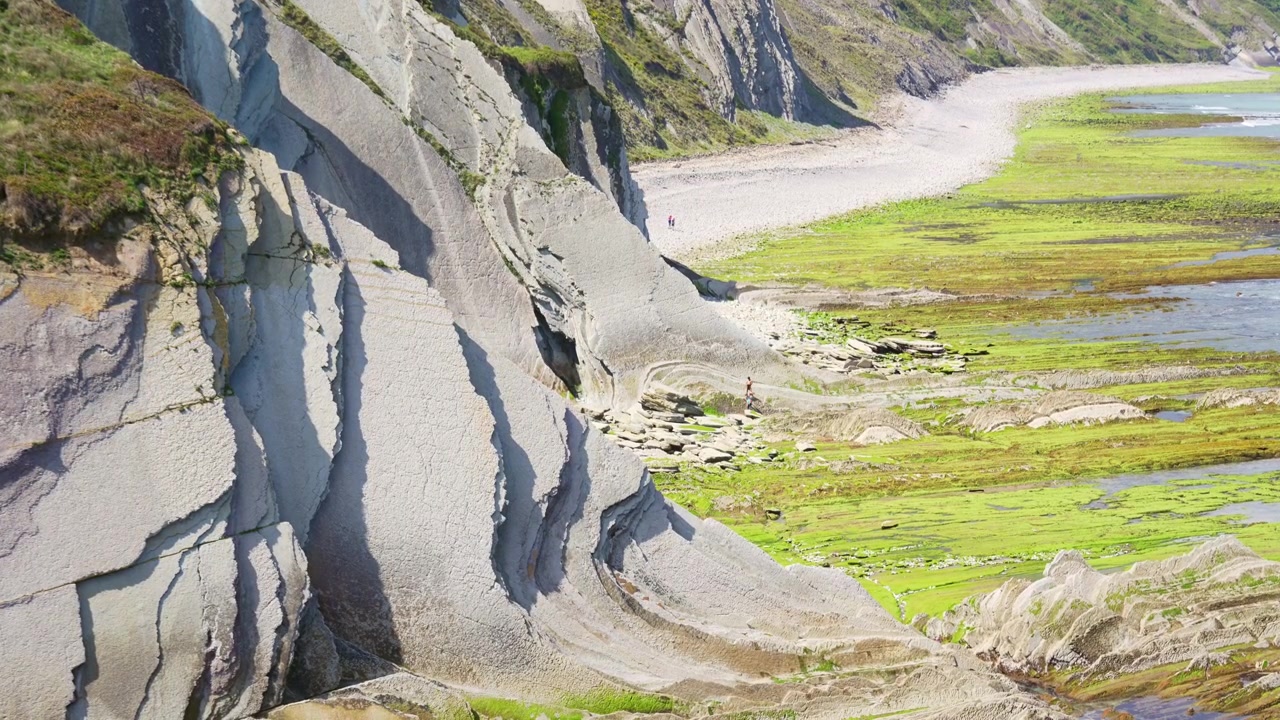 Formazioni rocciose di flysch stratificato sulla costa della spiaggia in Spagna
