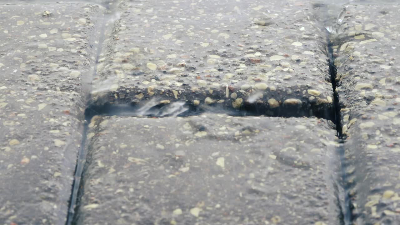 빗방울이 포장된 도로에 떨어진다