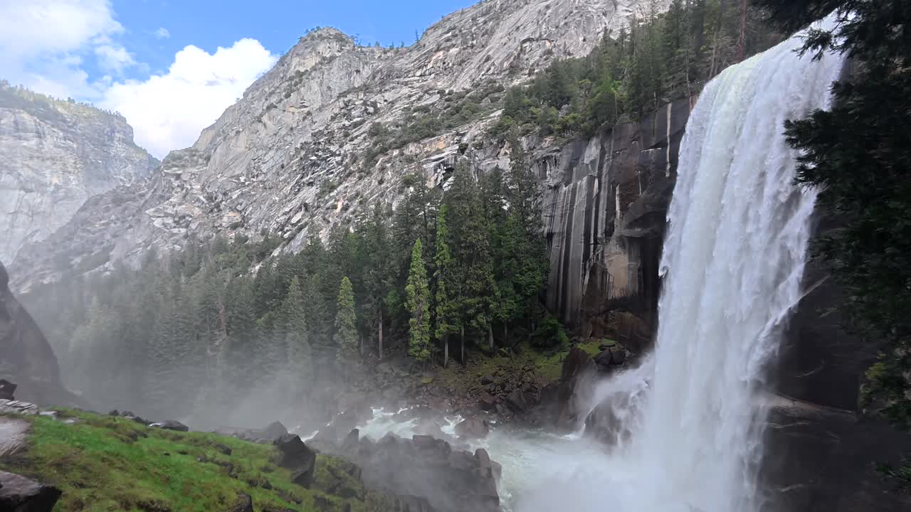 Cachoeira majestosa despencando de um penhasco rochoso no Parque Nacional de Yosemite