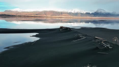 un naufragio en la playa negra en el sur de islandia