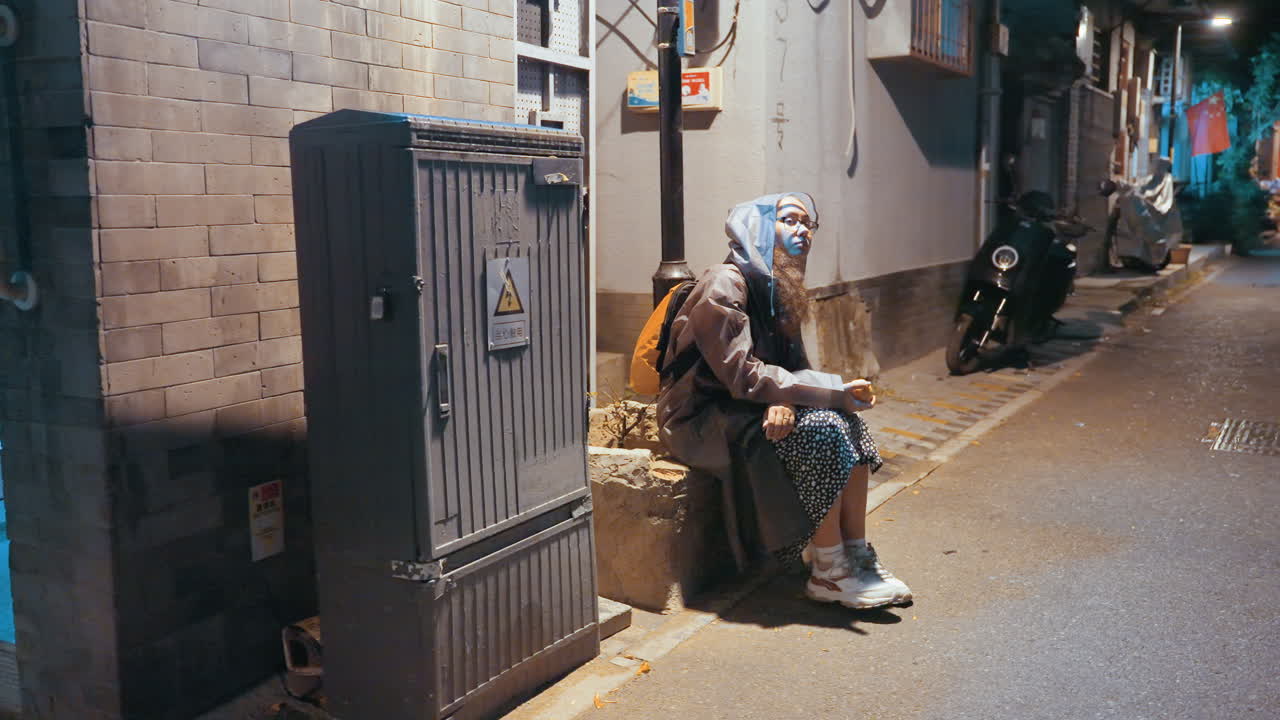 Un aiutante offre supporto a una donna nelle vicinanze. Assistenza gentile fornita a una donna da un gentile sconosciuto all'aperto. Un passante compassionevole porge aiuto a una donna in difficoltà durante un momento tranquillo della strada
