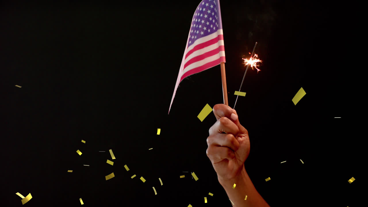 animación de confeti cayendo sobre la mano sosteniendo la bandera de los estados unidos de américa y sparkler