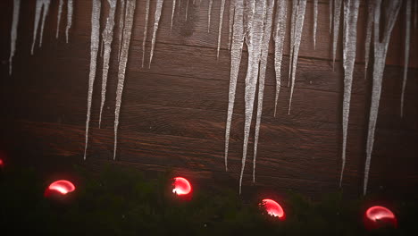 Animierte-Nahaufnahme-Rote-Kugeln-Und-Eiszapfen-Auf-Holzhintergrund-2