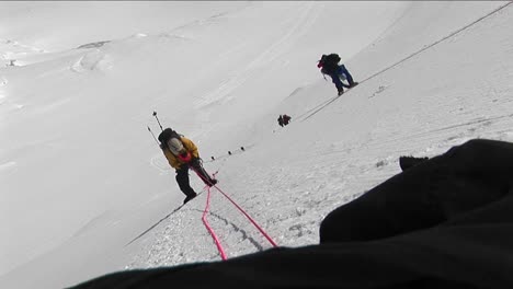 Escaladores-Subiendo-Pendiente-Empinada