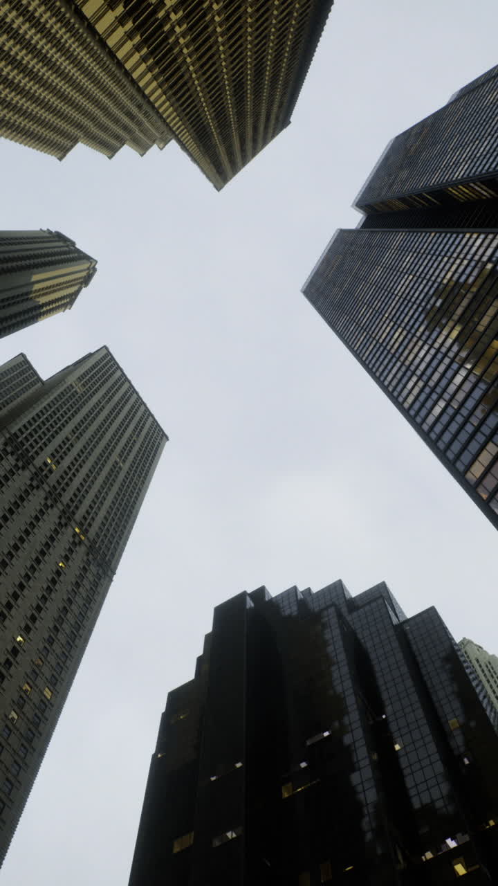 Edifícios altos alcançam o céu em uma cidade moderna ao entardecer