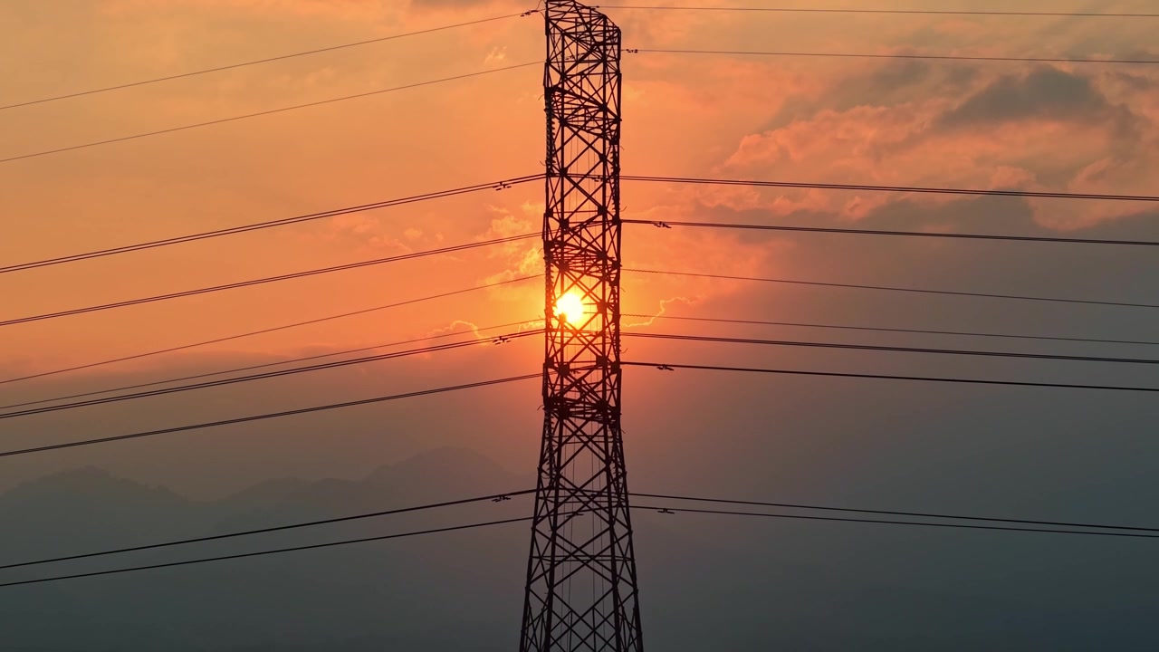 Luftfoto af silhuet af elmast mod gylden solnedgangshimmel, infrastruktur til kraftledning, energikoncept-videoscene