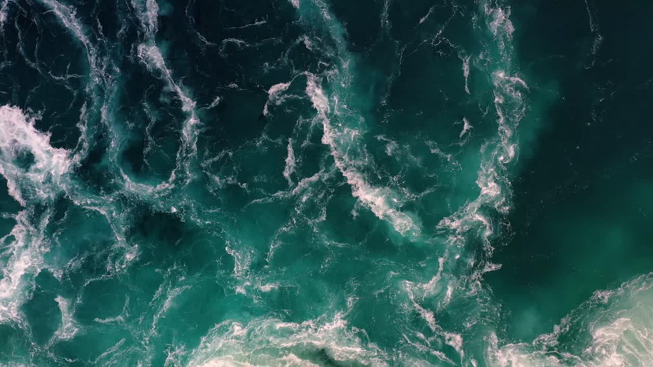 las olas de agua del río y el mar se encuentran durante la marea alta y la marea baja.