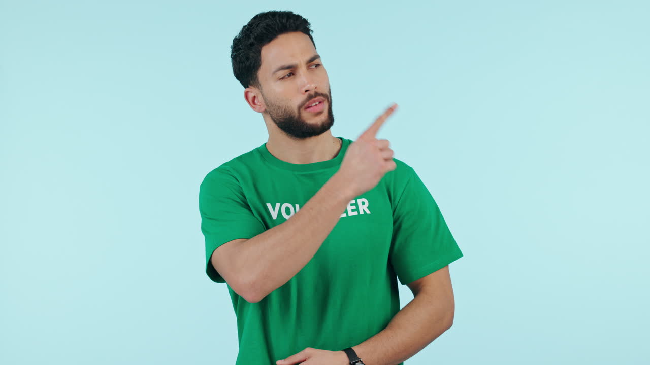 voluntario, señalando y retrato de un hombre