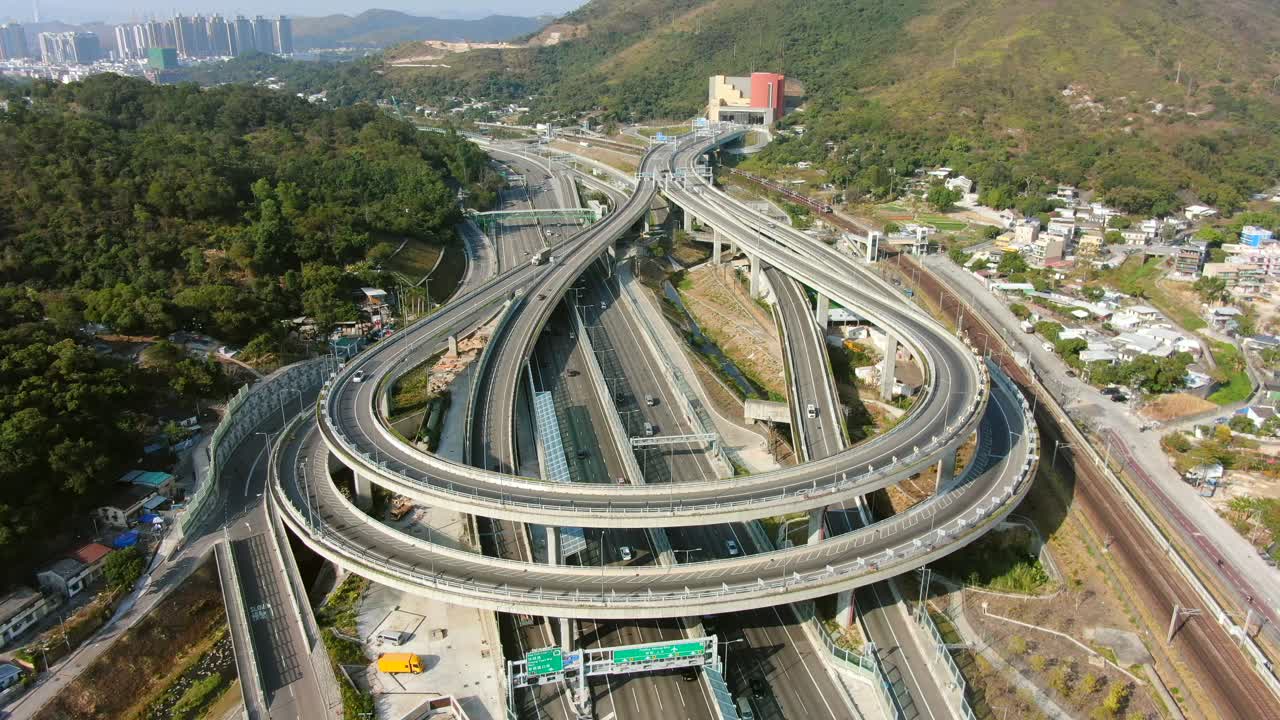 tráfico en un intercambio masivo de carreteras con varios niveles y carretera en forma de bucle en hong kong, vista aérea