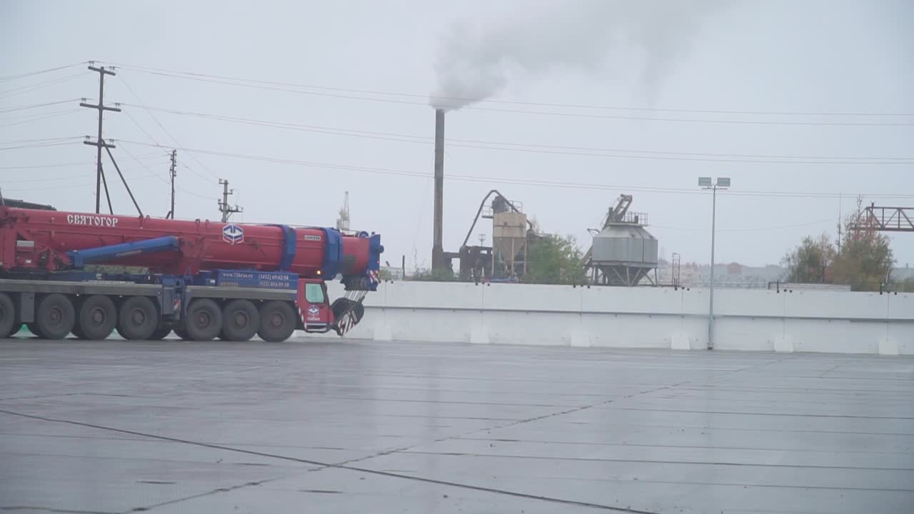 크레인 트럭과 공장과 함께 산업 현장