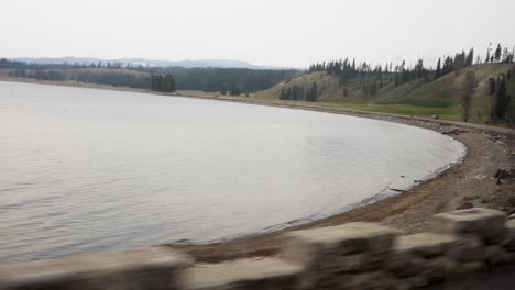 Fahrt-Am-See-Im-Yellowstone-National-Park