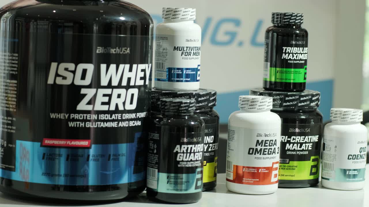 스포츠 영양 상점 인테리어에는 다양한 영양 보충제가 있습니다.