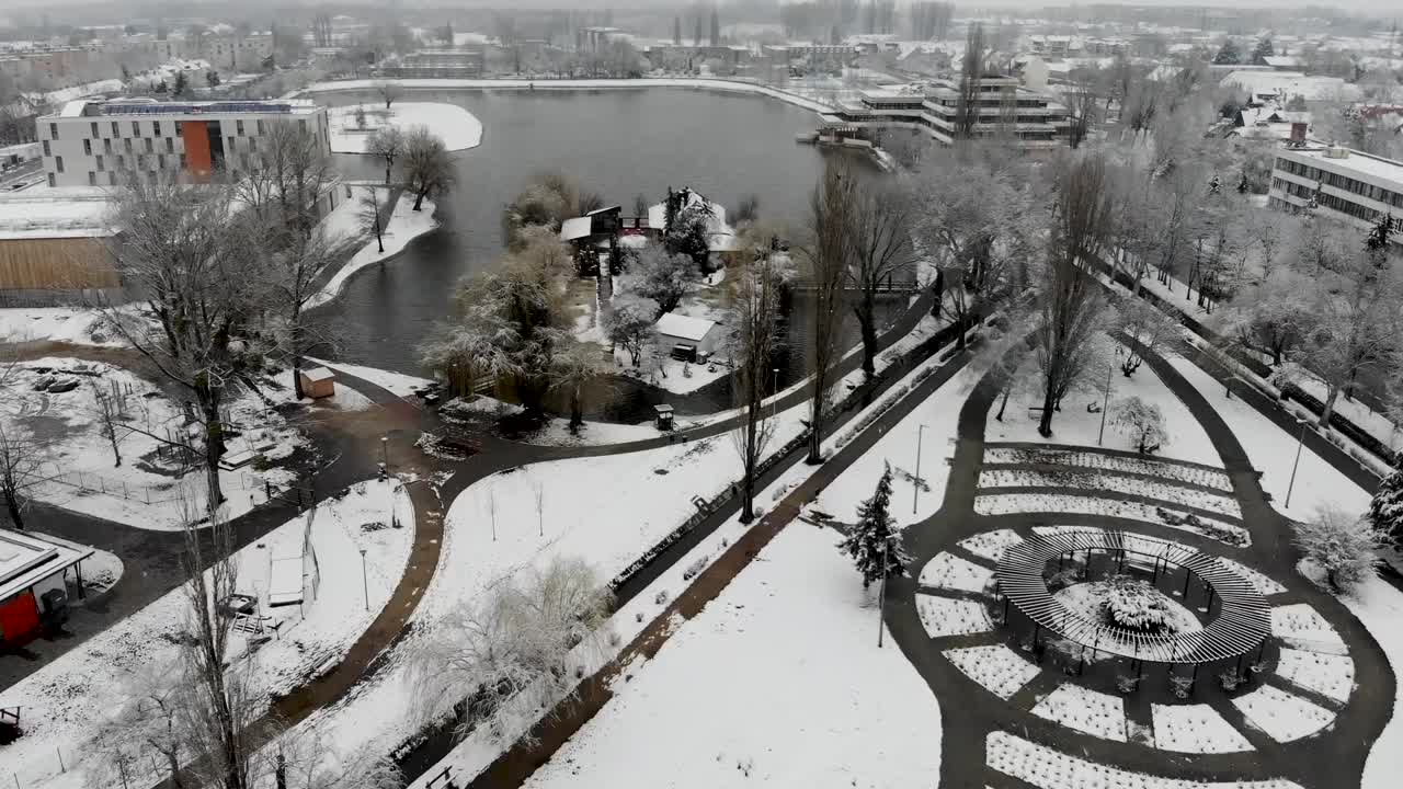 공중 겨울은 섬이 있는 도시 호수를 향해 발사되었습니다.