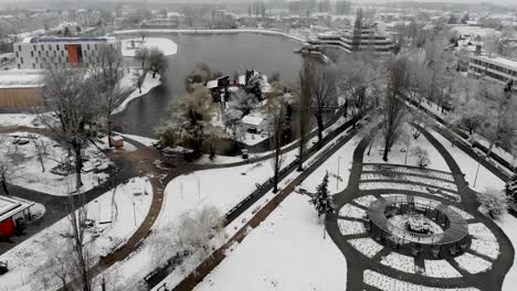 tiro aéreo de invierno hacia un lago de la ciudad con islas