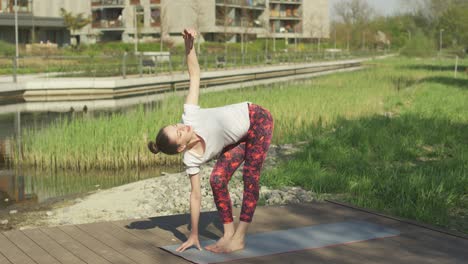 Junge-Frau-Macht-Yoga-Im-Park