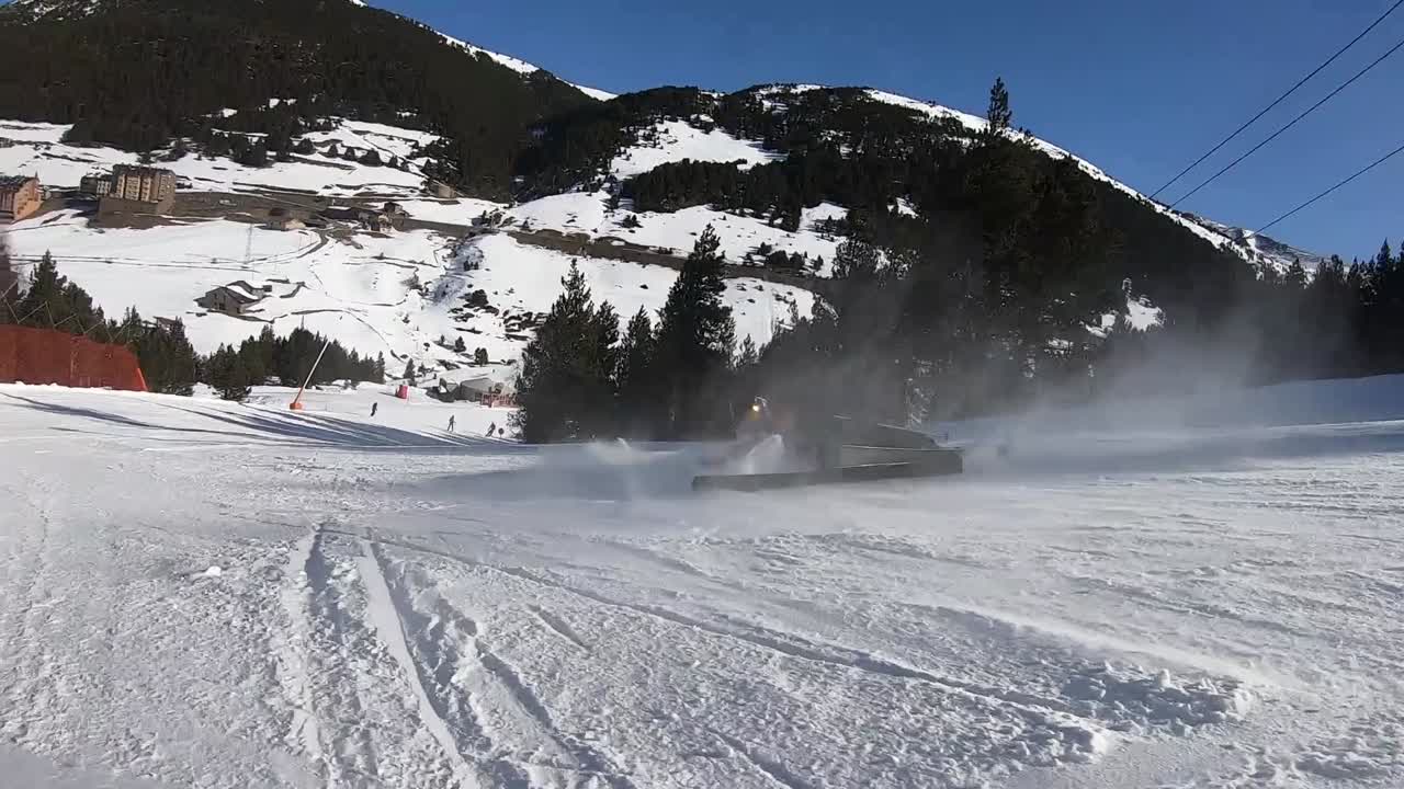 caída en cámara lenta de un esquiador