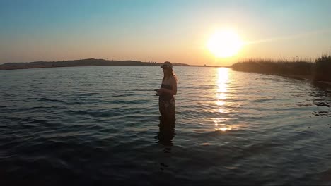 Vista-De-La-Hermosa-Pesca-De-Lubina-En-Un-Lago-Con-Una-Hermosa-Puesta-De-Sol-En-El-Fondo-En-Sudáfrica