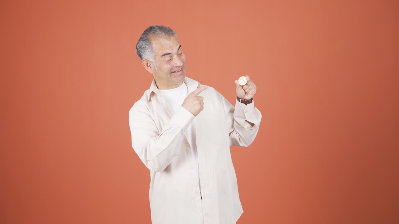 비트코인을 들고 보여주는 사람.