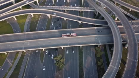 ángulo superior hacia abajo vista aérea de drones de carreteras elevadas y cruces de tráfico en la metrópolis china de chengdu durante un día soleado. diseño de construcción moderna de vías de tráfico para evitar atascos de tráfico, muchos automóviles